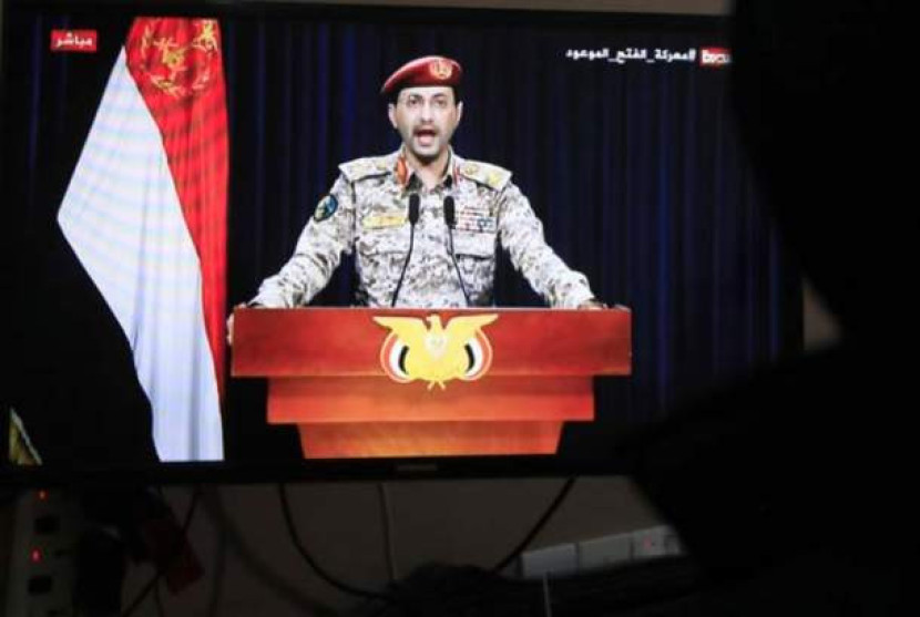 Seseorang menyaksikan juru bicara militer Houthi Yahya Sarea menyampaikan pernyataan TV mengenai serangan rudal baru terhadap kapal AS, di Sana'a, Yaman, 31 Januari 2024. (EPA-EFE/YAHYA ARHAB)