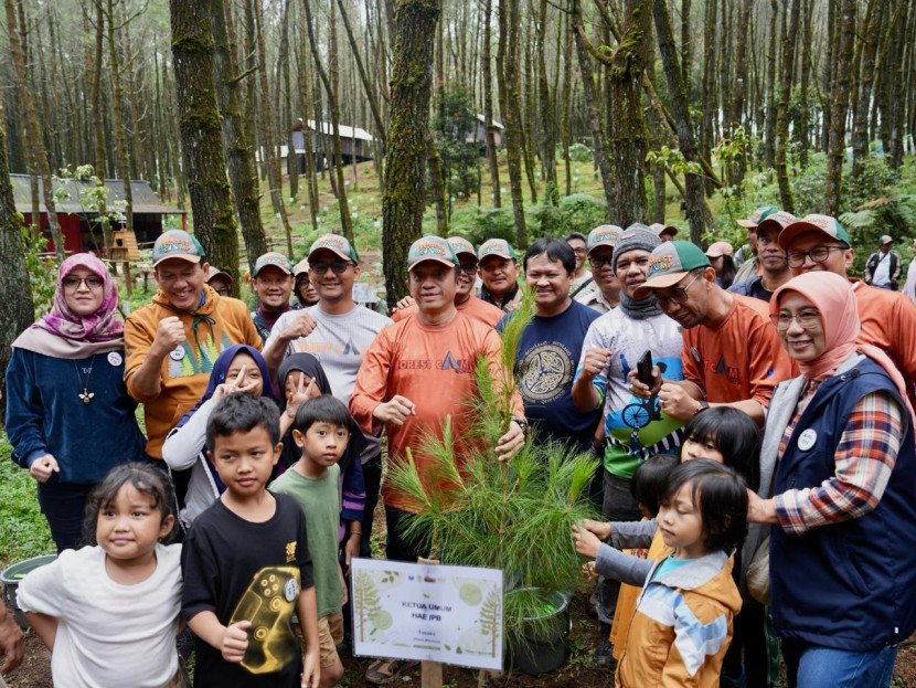 Sekjen KLHK Bambang Hendroyono saat melakukan penanaman pohon, pembagian bibit gratis dalam acara Forest Camp 2024, di Cikole Lembang, Sabtu (2/3/2024). (Foto: Dok KLHK)