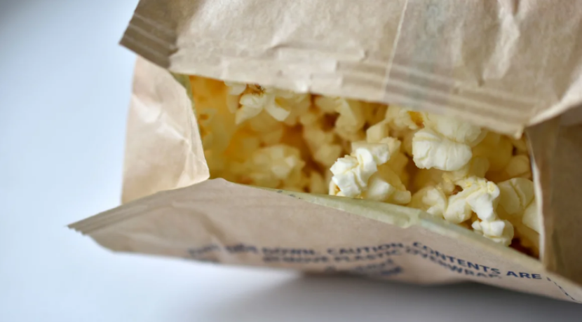 Penelitian telah menunjukkan bahwa bahan kemasan makanan seperti kantong popcorn microwave merupakan sumber utama paparan jenis. Gambar: CNN.com