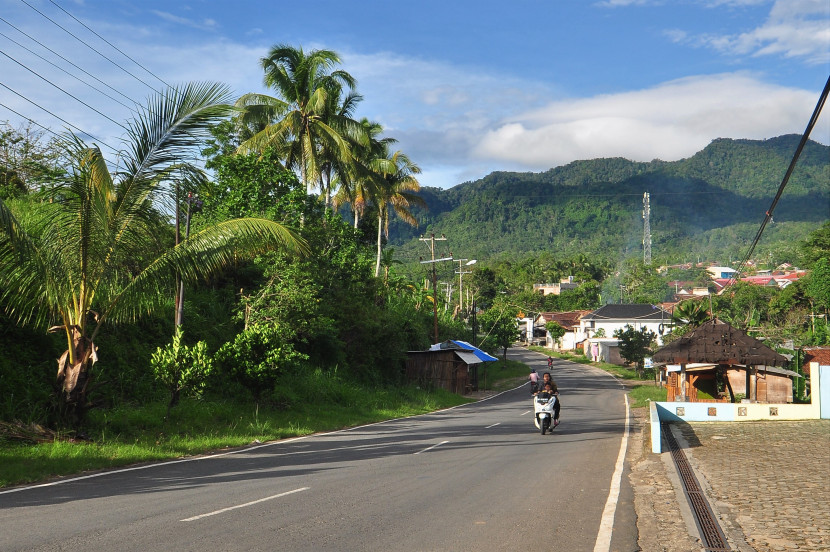 Salah satu pemukiman penduduk di Kota Bandar Lampung dengan latar belakang Gunung Betung, Lampung. (Foto: SumatraLink.id/Mursalin Yasland)