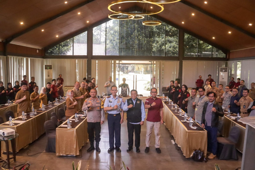 Kanwil Kemenkumham Jabar dan Tim Pengawasan Orang Asing Imigrasi Bandung melakukan rapat dengan instansi dan stakeholder terkait. Dok Republika