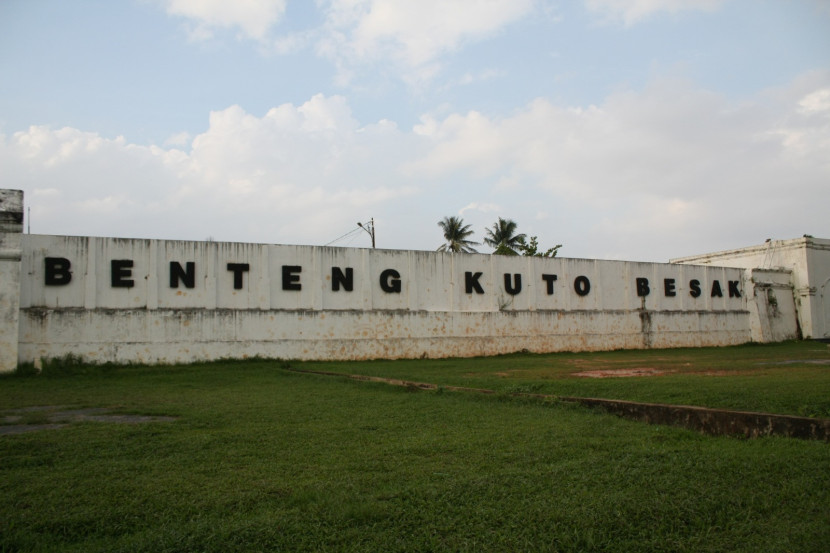 Benteng Kuto Besak yang terletak di tepi Sungai Musi. (FOTO: Dok. D Oskandar)