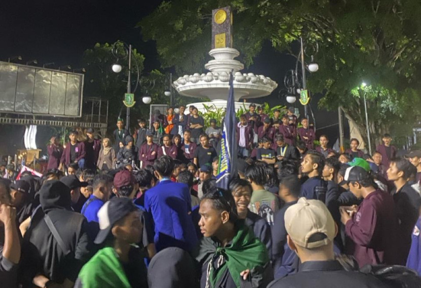 Suasana aksi Aliansi Mahasiswa Sukabumi Bergerak di Bundaran Tugu Adipura menuntut stabilnya harga beras, Kamis (7/3/2024).