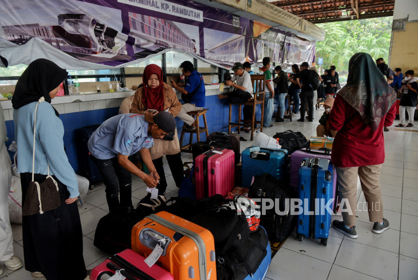 Calon penumpang menunggu keberangkatan bus untuk mudik ke kampung halaman. (Dok Republika)