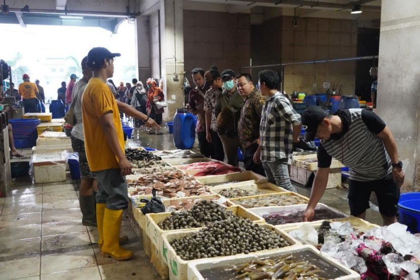 Ilustrasi nelayan menjual ikan. Foto: Istimewa