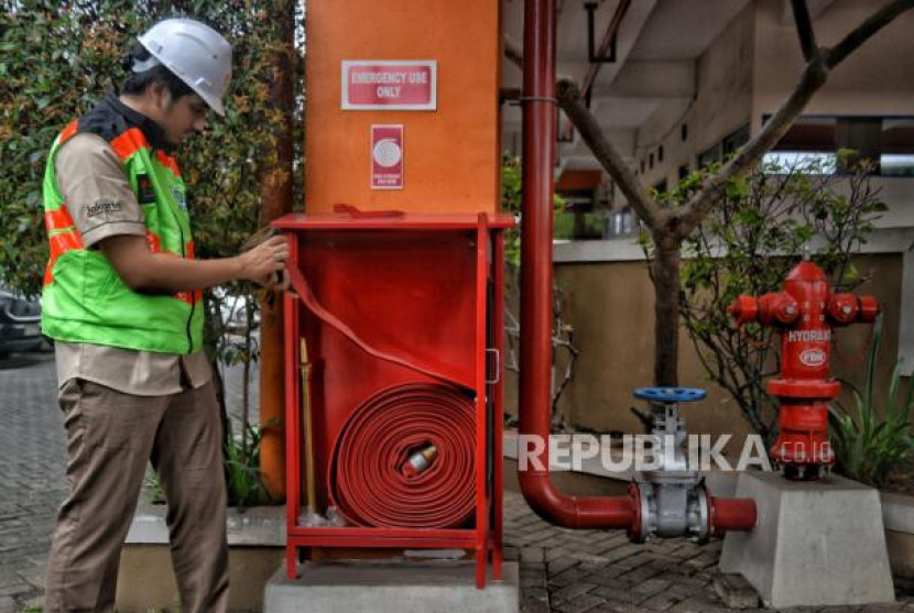 Insan PT Jakarta Industrial Estate Pulogadung (JIEP) melalukan pengecekan unit hydrant di Kantor JIEP, Gedung Graha Dayaguna, Pulogadung, Jakarta, beberapa waktu lalu. (Dok Republika)