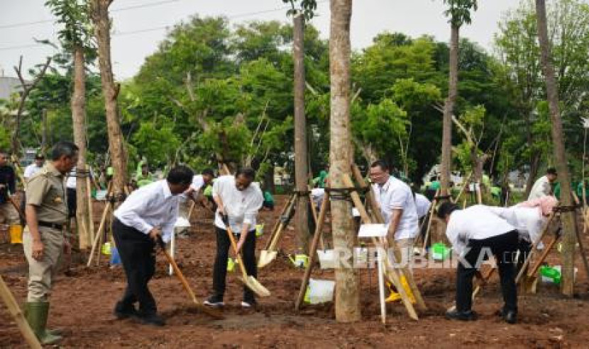 Presiden RI, Joko Widodo (Jokowi) melakukan penanaman pohon di kawasan industri Pulogadung yang menjadi milik dari PT Jakarta Industrial Estate Pulogadung (JIEP) beberapa waktu lalu. Sumber: (Republika)