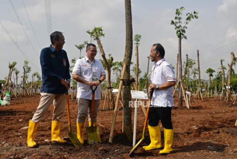 Plh Direktur Utama PT Jakarta Industrial Estate Pulogadung Dharma Satriadi (tengah), bersama Direktur Operasional & Pengembangan PT JIEP Sigit Winarto (kiri) dan Komisaris PT JIEP Yuni Suryanto berbincang seusai melakukan seremoni penanaman pohon di Hutan Kota Kawasan Industri Pulo Gadung, Jakarta Timur, Rabu (29/11/2023). (Edwin Dwi Putranto/Republika)