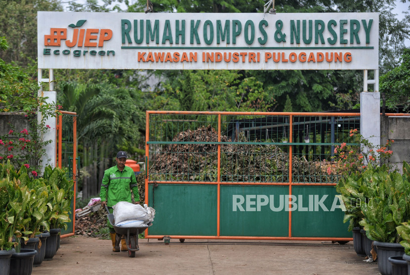 Tim hijau rumah kompos & nursery PT Jakarta Industrial Estate Pulogadung (JIEP) membawa pupuk kompos yang sudah jadi di Kawasan JIEP, Pulogadung, Jakarta. (Dok Republika)