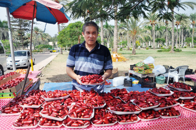 Menjual buah kurma hasil panen di Taman Istana Montazah, Mesir (FOTO: Aina RA)