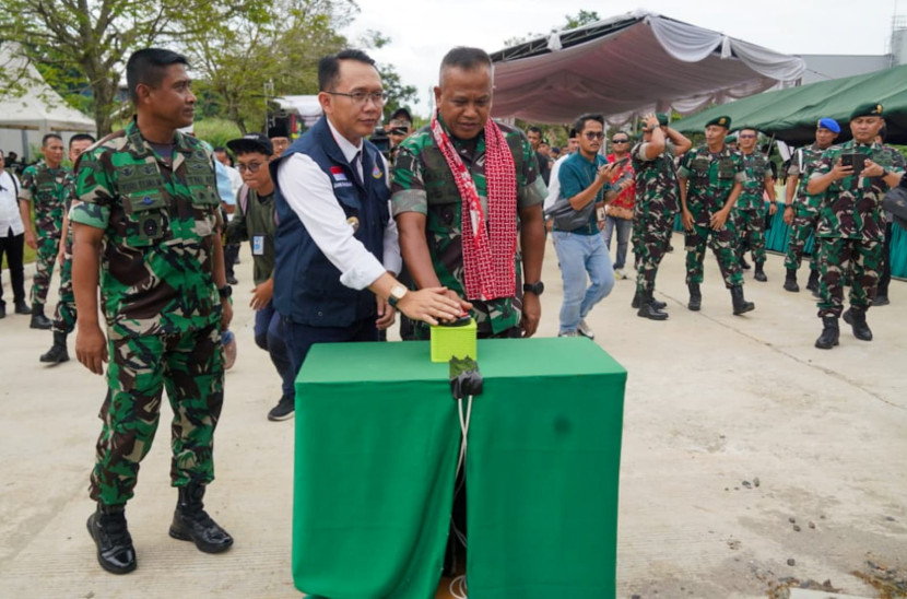 Pangkostrad Letnan Jenderal TNI Muhammad Saleh Mustafa bersama Pj Bupati Bekasi, Dani Ramdan meletakan batu pertama Pembangunan Batalyon Intai Tempur (Yon Taipur) Kostrad di Desa Serang, Cikarang Selatan, Bekasi, Jawa Barat, Jumat (8/3/2024)