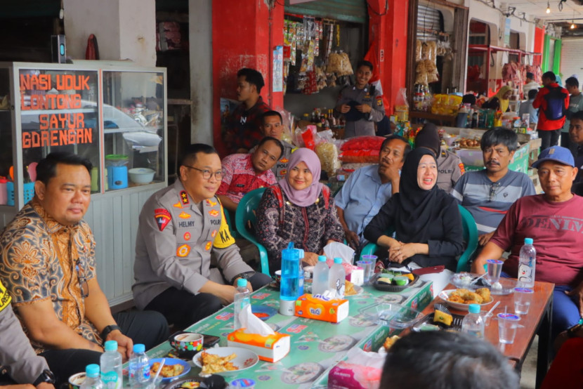 Kapolda Lampung Irjen Pol Helmy Santika mengunjungi pedagang di Pasar Tamin Bandar Lampung, Jumat (8/3/2024). (Foto: Dok. Polda Lampung)