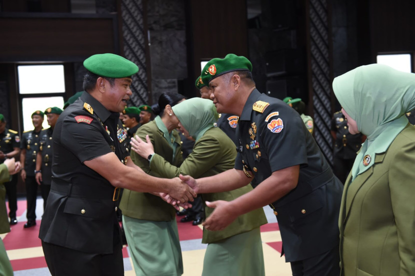 KSAD Jenderal Maruli Simanjuntak menyalami Wakil KSAD Mayjen Tandyo Budi Revita. Sumber: Dispenad