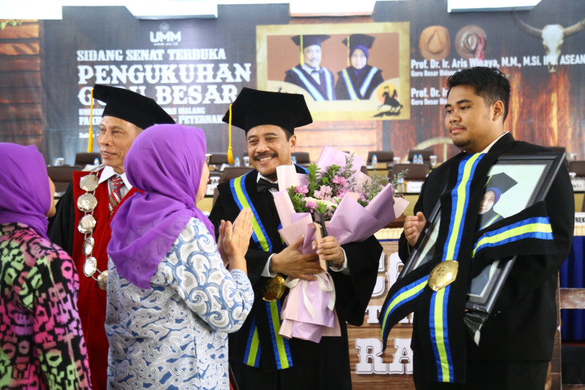 UMM mengukuhkan dua guru besar pasangan suami istri, yaitu Prof Dr Ir Aris Winaya dan almarhum Prof Dr Ir Maftuchah. Sumber: UMM