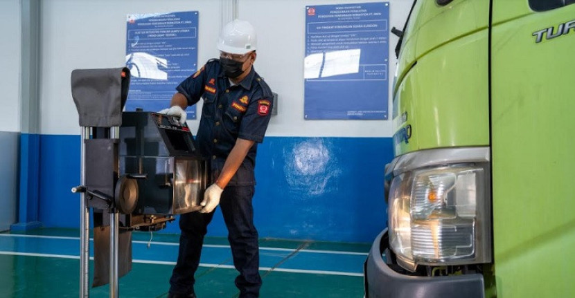 Petugas sedang melakukan uji KIR salah satu kendaraan niaga.      dok HMSI