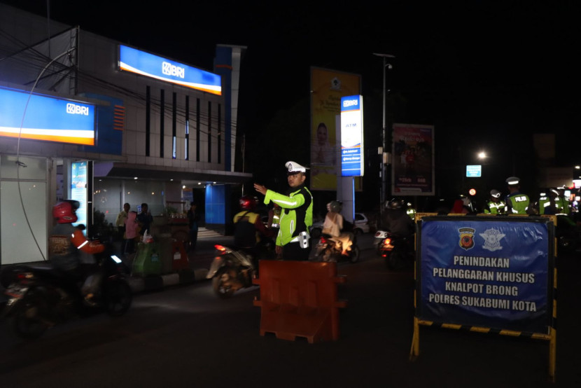 Aparat Polres Sukabumi Kota melakukan operasi KRYD (kegiatan rutin yang ditingkatkan-red) dan menindak puluhan pengendara motor, Sabtu (9/3/2024) malam.dok Polres Sukabumi Kota