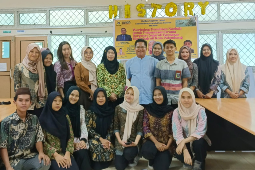Dedi Irwanto (tengah berkaca mata) dengan mahasiswa peserta workshop penulisan naskah drama sejarah. (FOTO: D Oskandar)