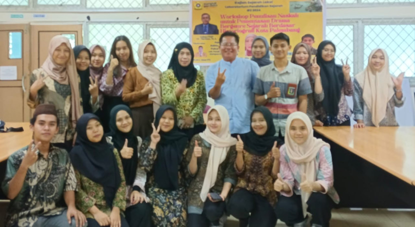 Dedi Irwanto (tengah berkaca mata) dengan mahasiswa peserta workshop penulisan naskah drama sejarah. (FOTO: D Oskandar)