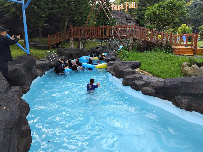 Pengunjung berwisata di wahana wisata Santa Sea Waterpark Kota Sukabumi.