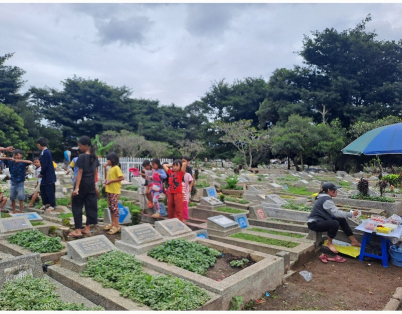 Ziarah kubur di salah satu pemakaman Kota Bandung