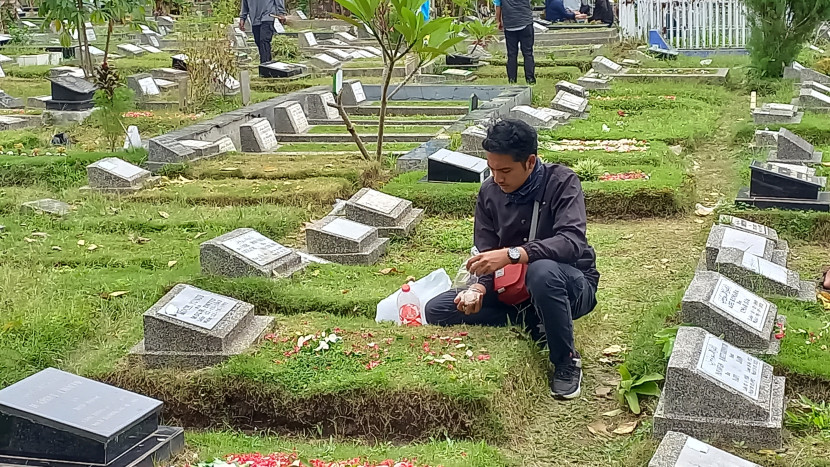 Salah seorang peziarah tengah berziarah ke makam orangtuanya di TPU Porib Bandung jelang puasa Ramadhan. Dok M Fauzi Ridwan