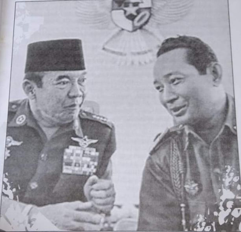 Presiden Sukarno dan Soeharto. (Repro Foto: Buku Inilah Presiden Radikal)