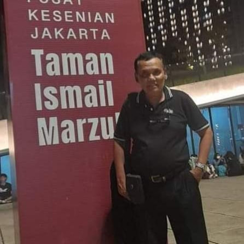 Penyair Pulo Lasman Simanjuntak berfoto usai mengikuti suatu acara sastra di PDS.HB.Jassin, TIM, Jakarta, belum lama ini. (Foto: Nanang R Supriyatin)