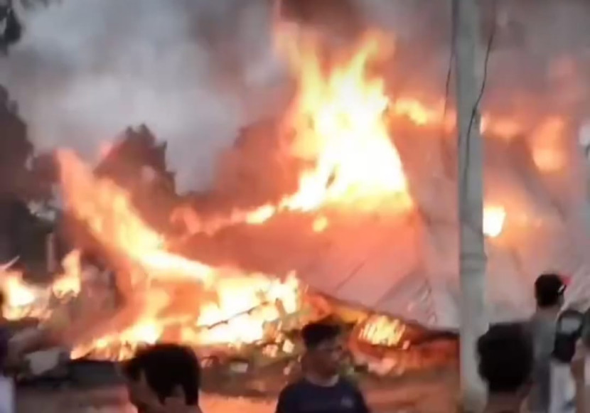 Warga Suoh rusak dan bakar Kantor Resort Balai TNBBS, Senin (11/3/2024) petang. (Foto: Tangkapan Video Media Sosial)