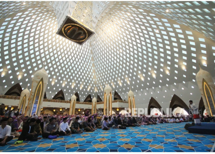 Ilustrasi shalat magrib di Masjid Al Jabbar