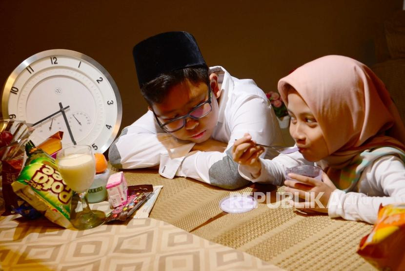  Melatih anak puasa Ramadhan.