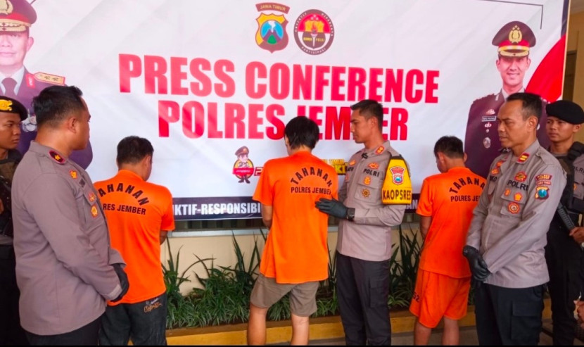 Merampas motor, seorang pemuda di Jember mendapat hadiah timas panas dari polisi. (Foto: Sugianto)