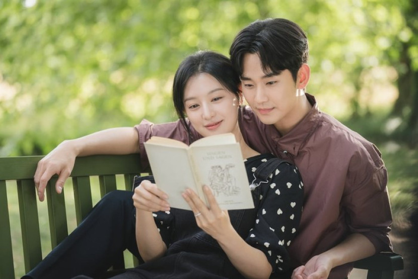 Kim Ji Won dan Kim Soo Hyun dalam sebuah adegan di serial Queen of Tears. (tvN)