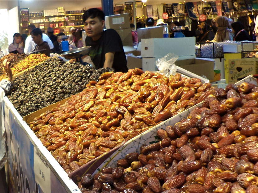 Beragam jenis dan macam kurma yang dijual di pasar Kebun Kurma, Madinah, Saudi Arabia. (Foto: SumatraLink.id/Mursalin Yasland)