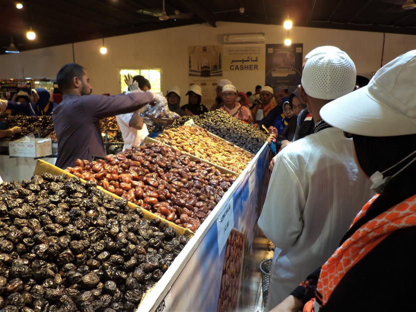Para jamaah dari berbagai negara sedang membeli kurma di pasar Kebun Kurma, Madinah, Saudi Arabia. (Foto: SumatraLink.id/Mursalin Yasland)