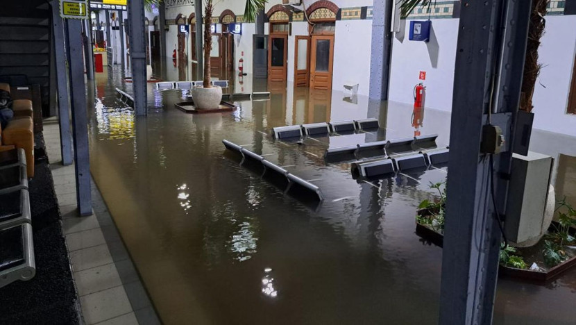 Penampakan Stasiun Semarang Tawang Bank Jateng yang dilanda banjir, Kamis (14/3). Beberapa perjalanan KA terpaksa dibatalkan. (Foto: Humas PT KAI)