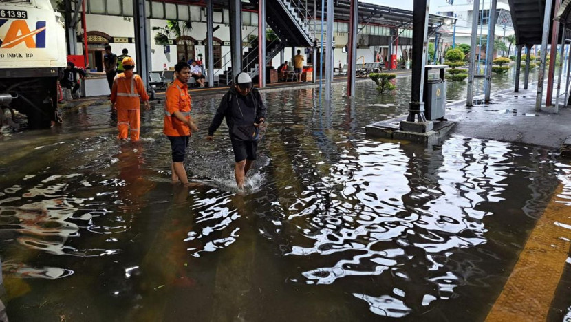 Banjir yang melanda Stasiun Semarang Tawang Bank Jateng, Kamis (14/3), membuat sejumlah perjalanan kereta api direkayasa memutar. (Foto: Humas PT KAI