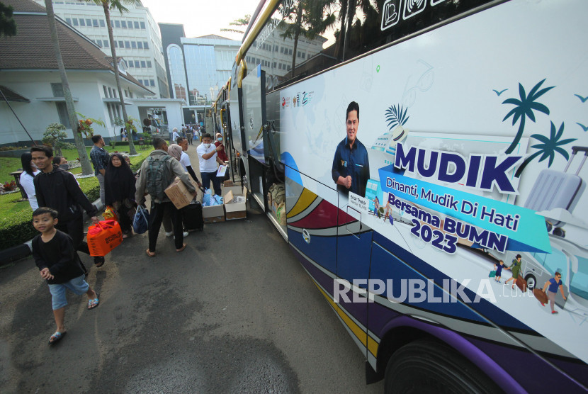 Pemudik bersiap melakukan perjalanan saat pelepasan program mudik gratis bertajuk Mudik Dinanti, Mudik di Hati bersama BUMN 2023 di halaman kantor Bio Farma, Kota Bandung, Rabu (19/4/2023). (Dok Republika) 