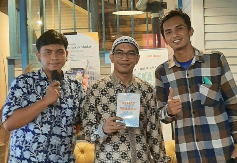 Penulis buku Sehat dengan Wudhu, Syahruddin El Fikri, sesuai memberikan tausiyah pada acara Festival Ramadhan, bertempat di Pasaraya Blok M, Jakarta Selatan, Kamis (14/3).