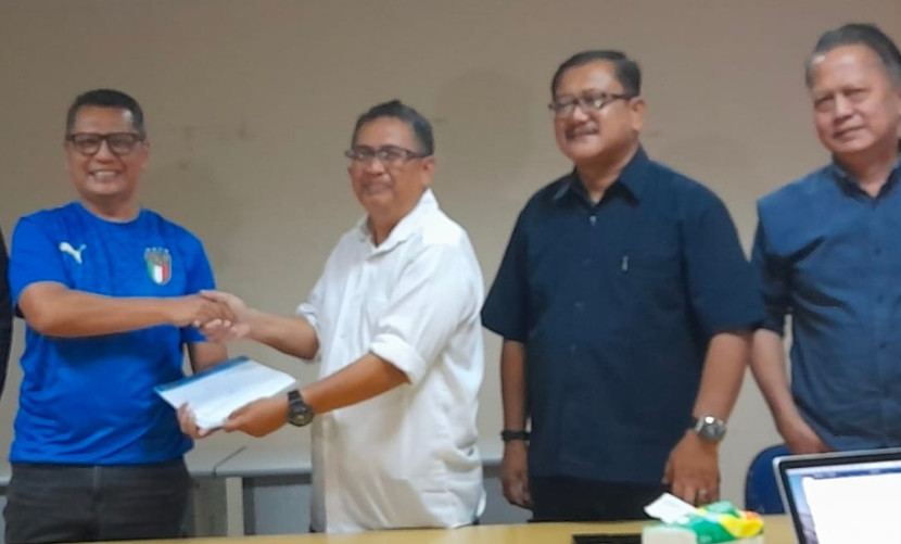 Wartawan senior, Kesit Budi Handoyo (kiri baju biru) mengembalikan formulir pendaftaran calon Ketua PWI DKI Jakarta. (Foto: Dok Ruzka Indonesia)