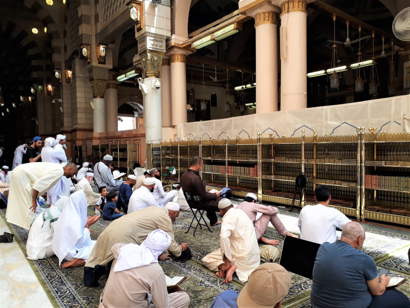 Suasana para jamaah sedang tilawah (membaca) Alquran di dekat Raudhoh, Masjid Nabawi, Madinah, Saudi Arabia.  (Foto: SumatraLink.id/Mursalin Yasland)