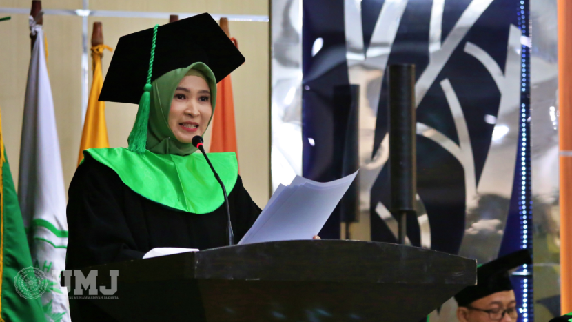 Prof Dr Tria Astika Endah Permatasari, SKM, MKM, saat menyampaikan orasi ilmiah dengan tema 'Keselarasan Peran Keluarga, Masyarakat, dan Teknologi' dalam sidang senat terbuka, di Auditorium Dr Syafri Guricci Fakultas Kedokteran dan Kesehatan Universitas Muhammadiyah Jakarta, Rabu (25/07/2023). (Dok UMJ)