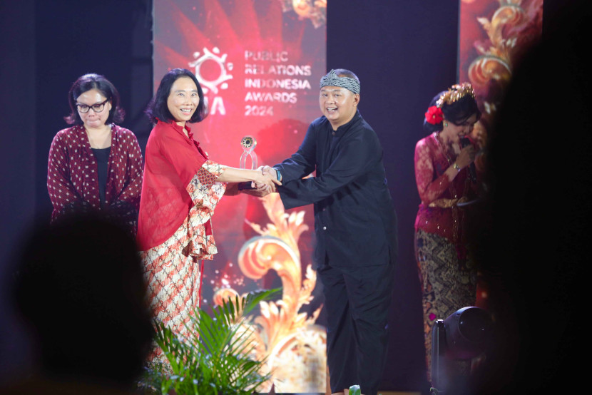 Pemberian Penghargaan PRIA 2024 kepada SCG yang Diwakili oleh Indra Leksono, Administration Senior Manager PT Semen Jawa (Anak Perusahaan SCG di Sukabumi).