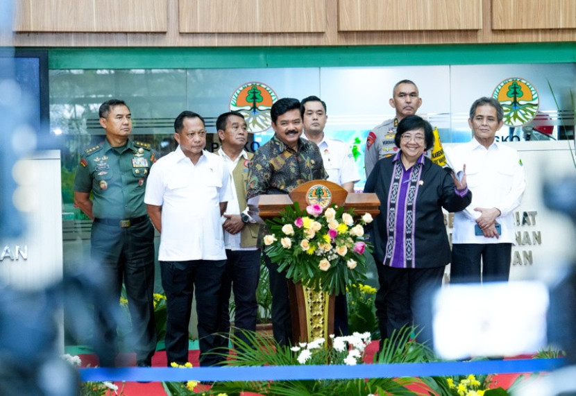 Menkopolhukam, Menteri LHK dan Mendagri pada Rakorsus Antisipasi Penanggulangan Kebakaran Hutan dan Lahan Tahun 2024. (FOTO: Humas Kementerian LHK) 