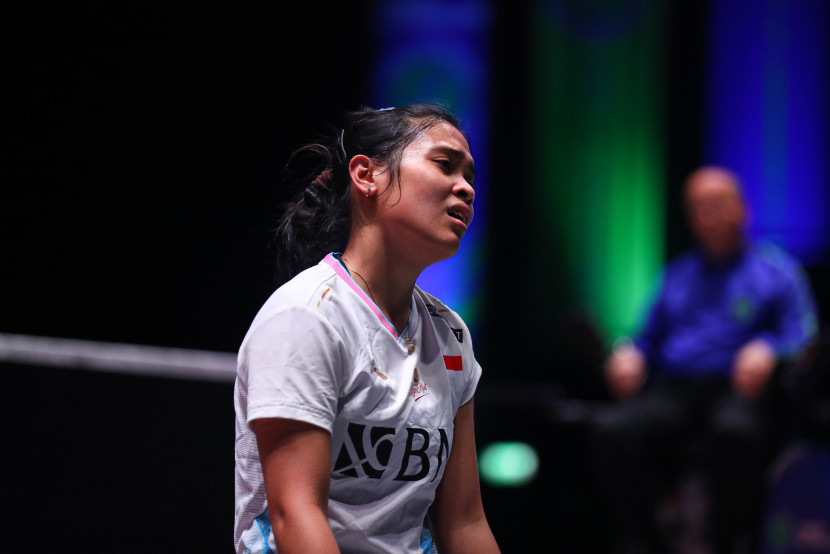 Pemain tunggal putri Indonesia Gregoria Mariska Tunjung menangis di ujung pertandingan di perempat final All England 2024.