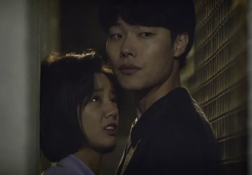 Hyeri dan Ryu Jun Yeol dalam sebuah adegan di serial Reply 1988. (tvN)
