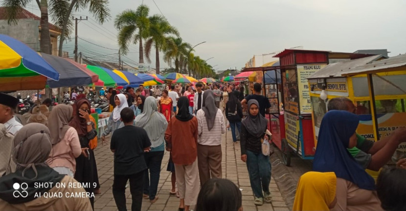 Ratusan pedagang pasar Ramadhan di Perumahan Bumi Tegal Besar (BTB) Kecamatan Kaliwates, Kabupaten Jember, Jawa Timur. (Foto: Sugianto) 