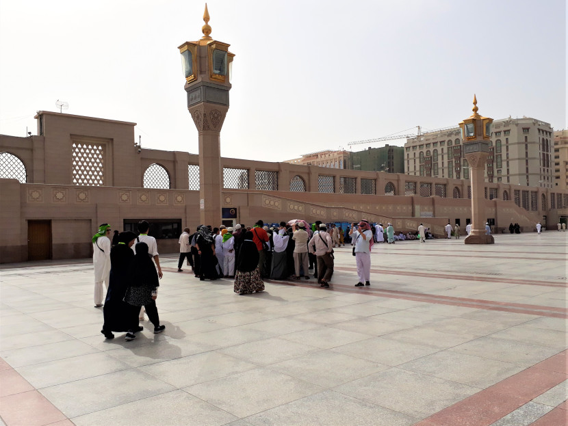 Para penziarah Makam Baqi' di sekitar Masjid Nabawi, Madinah, Saudi Arabia. Tempat ini dikubur para sahabat dan sahabiah Nabi Muhammad SAW. (Foto: SumatraLink.id/Mursalin Yasland)