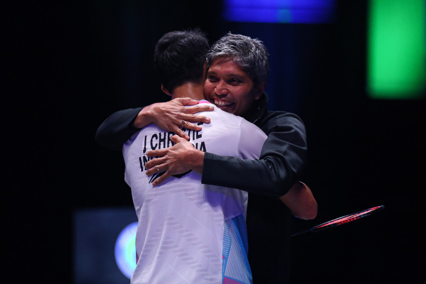Pemain tunggal putra Jonatan Christie memeluk pelatih Irwansyah. Di final tiga turnamen yang berlangsung hari ini, Indonesia sangat mungkin membawa 6 gelar juara.