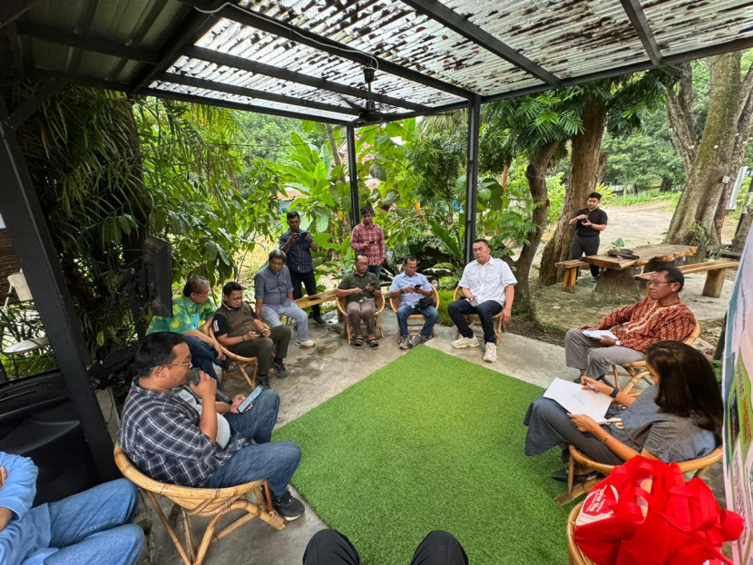 Diskusi menanti waktu berbuka puasa di Cafe Tembesu. (FOTO: Dok. TSC)