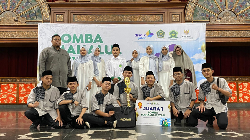 Tim Nasyida MAN 1 Kota Sukabumi juarai ajang Lomba Mahalul Qiyam Pesantren Digital Ikatan Remaja Masjid (IRMA) Jawa Barat di Gedung Pusdai Kota Bandung, Ahad (17/3/2024).